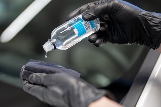 Aplikace keramického povlaku na okna na novém BMW X1